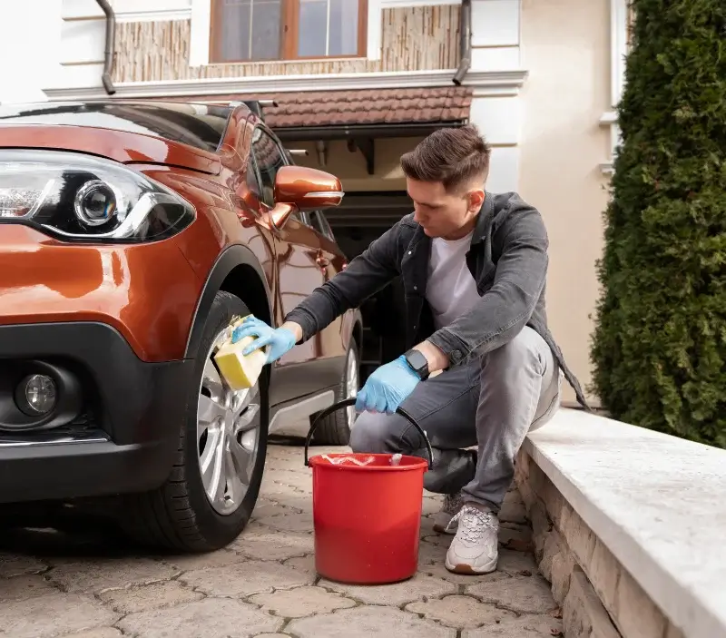 Lavage auto à domicile Hauville : professionnel intervenant sur un véhicule